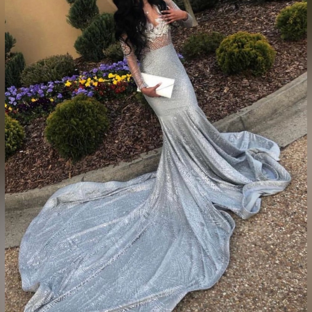 GORGEOUS BEADING
APPLIQUES COURT TRAIN LONG
SLEEVESS MERMAID PROM
DRESSES